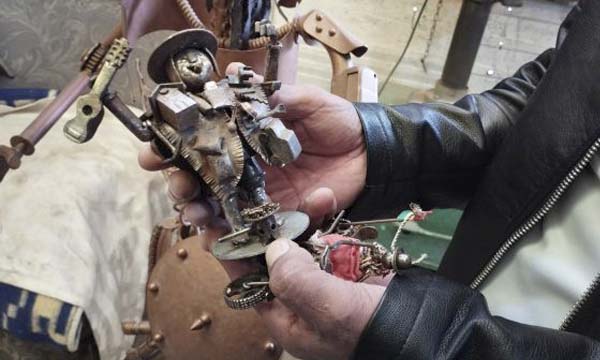 Rogelio Solares recicla metales para hacer arte
