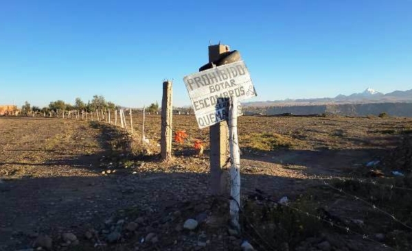 Un basural clandestino es el límite entre Achocalla y El Alto